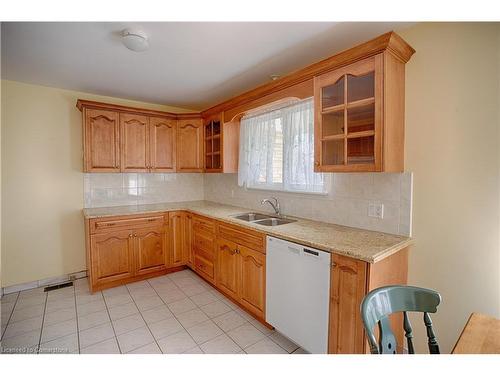 6751 Demetre Crescent, Niagara Falls, ON - Indoor Photo Showing Kitchen With Double Sink