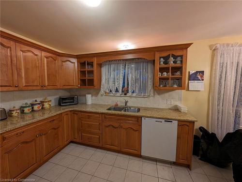 6751 Demetre Crescent, Niagara Falls, ON - Indoor Photo Showing Kitchen With Double Sink