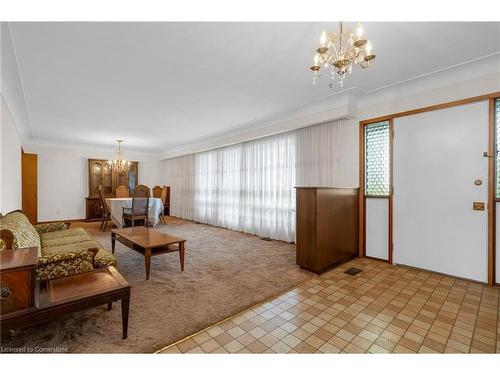 3762-3766 Greenlane Road, Lincoln, ON - Indoor Photo Showing Living Room