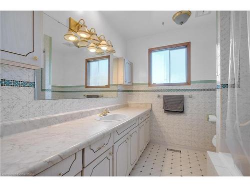 3762-3766 Greenlane Road, Lincoln, ON - Indoor Photo Showing Bathroom