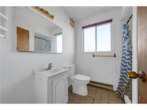 3762-3766 Greenlane Road, Lincoln, ON - Indoor Photo Showing Bathroom