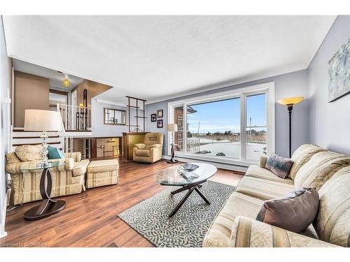 3542 Fifteenth Street, Lincoln, ON - Indoor Photo Showing Living Room