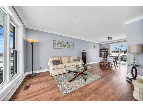 3542 Fifteenth Street, Lincoln, ON - Indoor Photo Showing Living Room