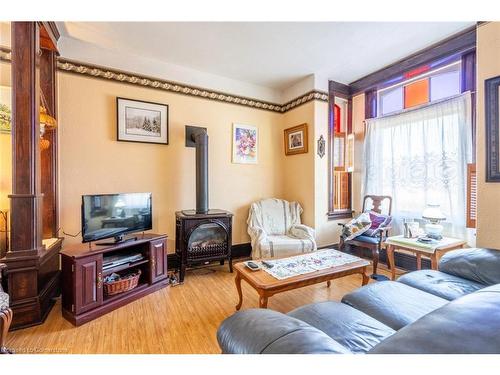 962 10Th Concession Road W, Flamborough, ON - Indoor Photo Showing Living Room