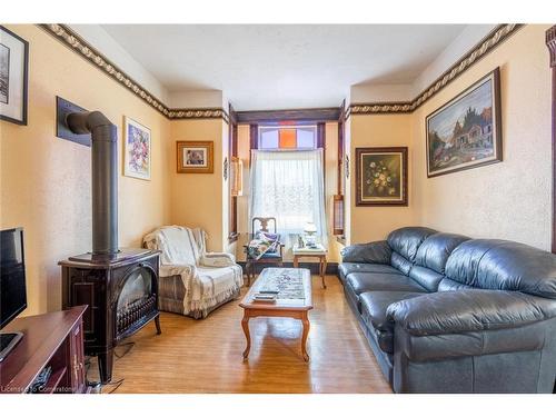 962 10Th Concession Road W, Flamborough, ON - Indoor Photo Showing Living Room