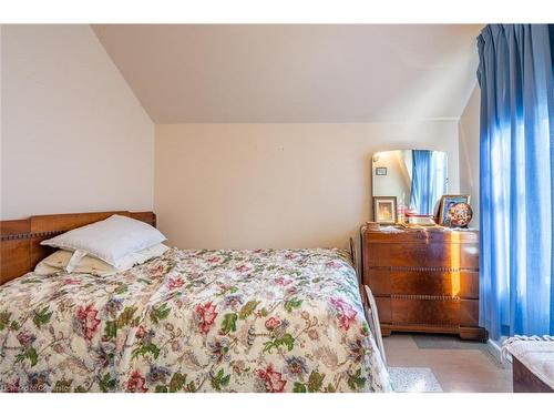 962 10Th Concession Road W, Flamborough, ON - Indoor Photo Showing Bedroom