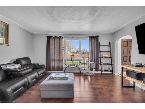 918 Concession 6 Road, Jarvis, ON - Indoor Photo Showing Living Room