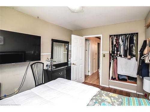 116 Gainsborough Road, Hamilton, ON - Indoor Photo Showing Bedroom