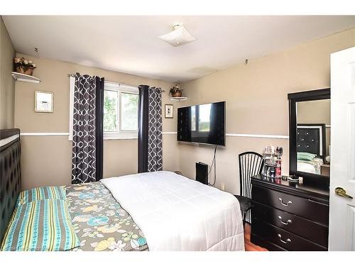 116 Gainsborough Road, Hamilton, ON - Indoor Photo Showing Bedroom