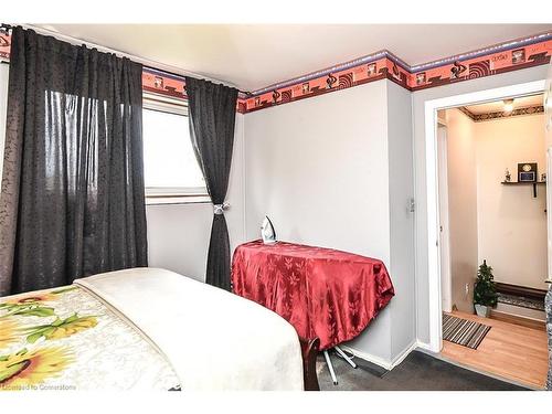 116 Gainsborough Road, Hamilton, ON - Indoor Photo Showing Bedroom