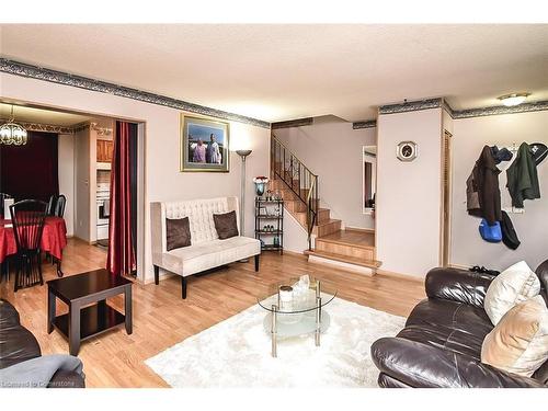 116 Gainsborough Road, Hamilton, ON - Indoor Photo Showing Living Room