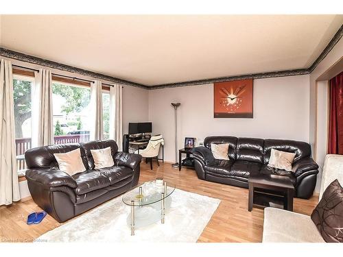 116 Gainsborough Road, Hamilton, ON - Indoor Photo Showing Living Room