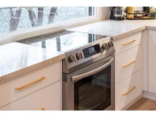 5759 Robinson Street, Niagara Falls, ON - Indoor Photo Showing Kitchen