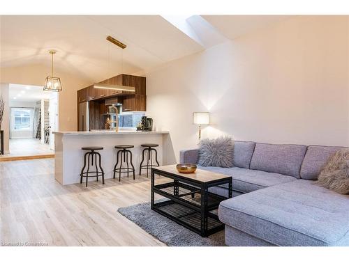 5759 Robinson Street, Niagara Falls, ON - Indoor Photo Showing Living Room