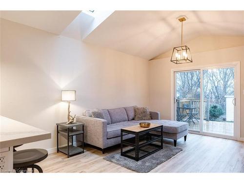 5759 Robinson Street, Niagara Falls, ON - Indoor Photo Showing Living Room