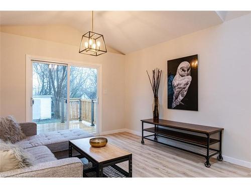 5759 Robinson Street, Niagara Falls, ON - Indoor Photo Showing Living Room