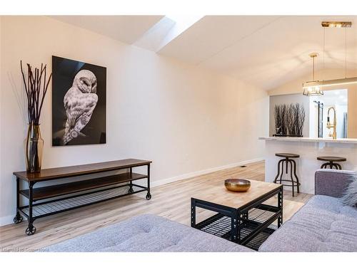 5759 Robinson Street, Niagara Falls, ON - Indoor Photo Showing Living Room