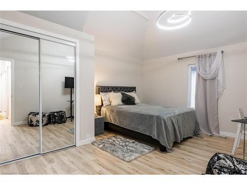 5759 Robinson Street, Niagara Falls, ON - Indoor Photo Showing Bedroom