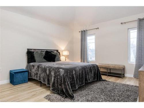 5759 Robinson Street, Niagara Falls, ON - Indoor Photo Showing Bedroom