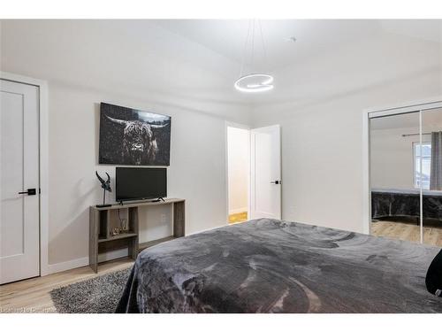 5759 Robinson Street, Niagara Falls, ON - Indoor Photo Showing Bedroom