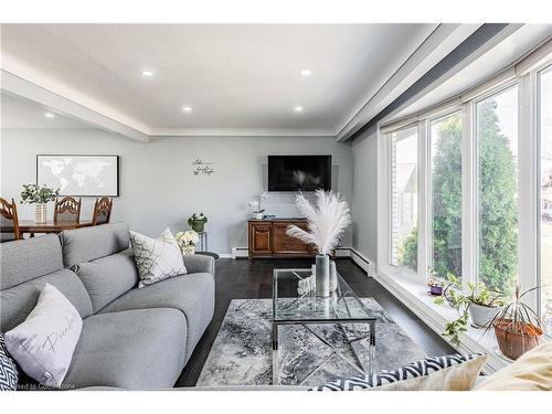 4126 London Court, Niagara Falls, ON - Indoor Photo Showing Living Room