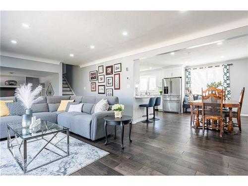 4126 London Court, Niagara Falls, ON - Indoor Photo Showing Living Room