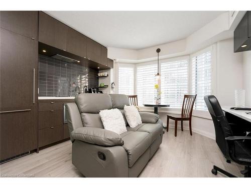 1012-155 Yorkville Avenue, Toronto, ON - Indoor Photo Showing Living Room