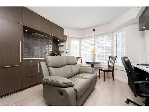 1012-155 Yorkville Avenue, Toronto, ON - Indoor Photo Showing Living Room