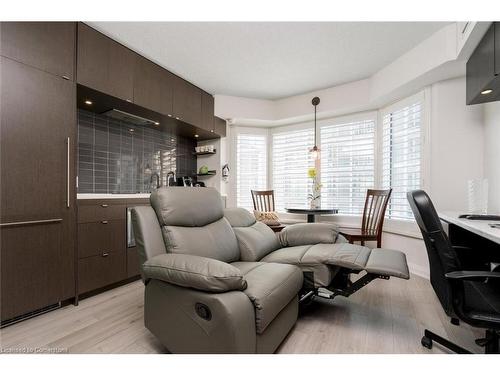 1012-155 Yorkville Avenue, Toronto, ON - Indoor Photo Showing Living Room