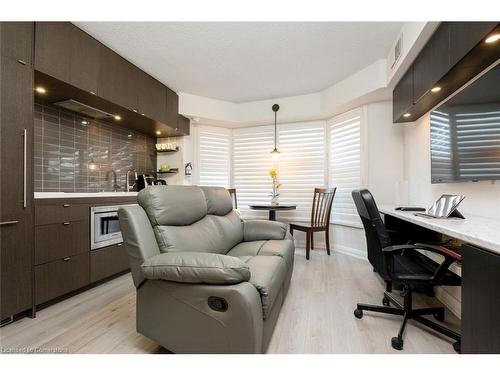 1012-155 Yorkville Avenue, Toronto, ON - Indoor Photo Showing Living Room