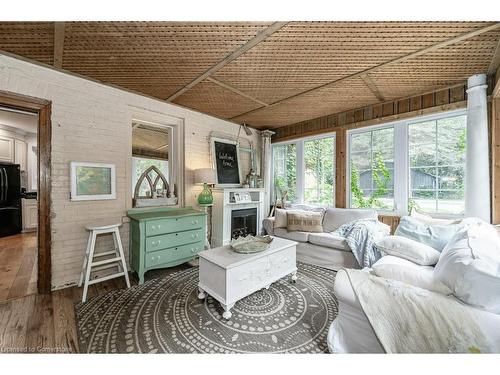 711 Norfolk Street S, Simcoe, ON - Indoor Photo Showing Living Room