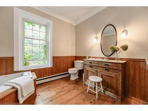 711 Norfolk Street S, Simcoe, ON - Indoor Photo Showing Bathroom