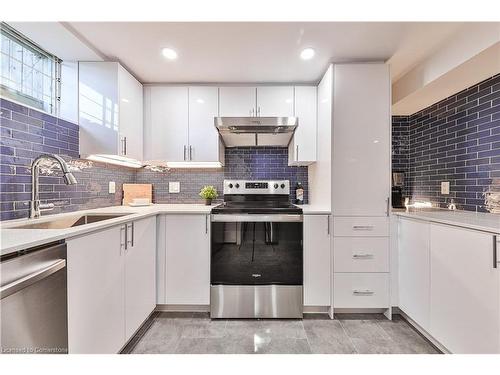 172 Hanover Place, Hamilton, ON - Indoor Photo Showing Kitchen With Upgraded Kitchen