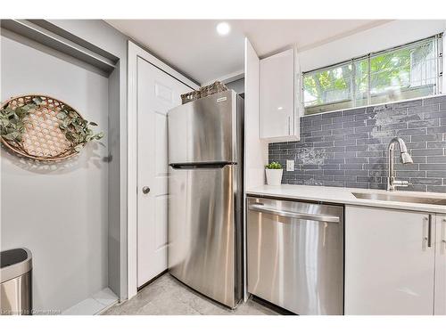 172 Hanover Place, Hamilton, ON - Indoor Photo Showing Kitchen