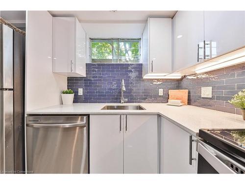 172 Hanover Place, Hamilton, ON - Indoor Photo Showing Kitchen With Upgraded Kitchen