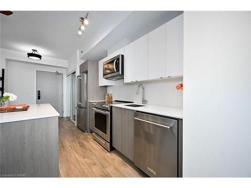 A907-3210 Dakota Common, Burlington, ON - Indoor Photo Showing Kitchen