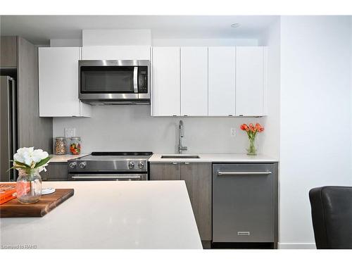 A907-3210 Dakota Common, Burlington, ON - Indoor Photo Showing Kitchen