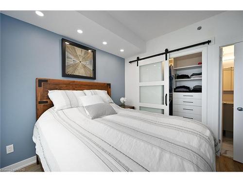 A907-3210 Dakota Common, Burlington, ON - Indoor Photo Showing Bedroom