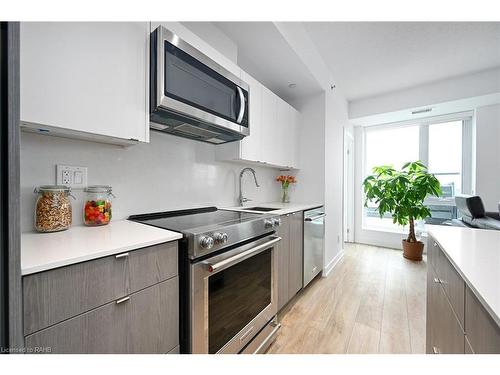 A907-3210 Dakota Common, Burlington, ON - Indoor Photo Showing Kitchen With Upgraded Kitchen