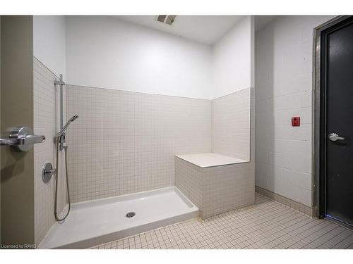 A907-3210 Dakota Common, Burlington, ON - Indoor Photo Showing Bathroom