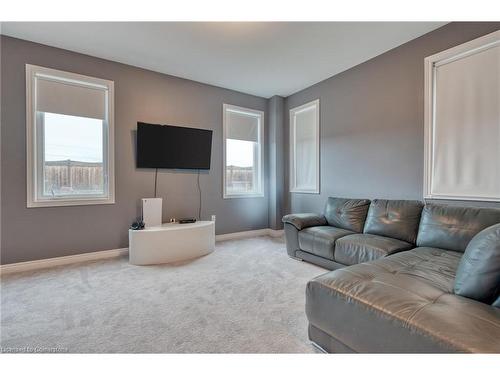 33 Pinot Crescent, Hamilton, ON - Indoor Photo Showing Living Room