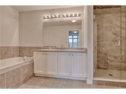 33 Pinot Crescent, Hamilton, ON - Indoor Photo Showing Bathroom