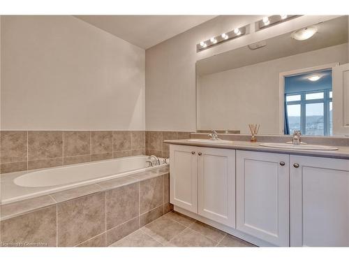 33 Pinot Crescent, Hamilton, ON - Indoor Photo Showing Bathroom