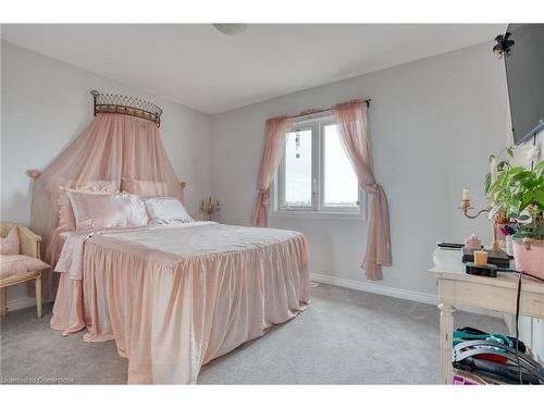 33 Pinot Crescent, Hamilton, ON - Indoor Photo Showing Bedroom