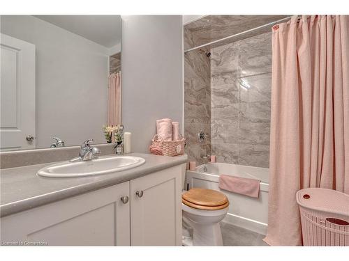 33 Pinot Crescent, Hamilton, ON - Indoor Photo Showing Bathroom