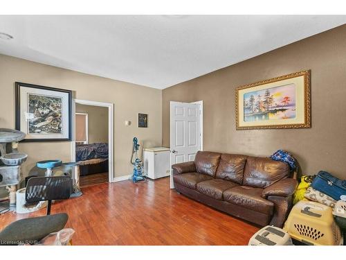 130 Dorothy Street, Welland, ON - Indoor Photo Showing Living Room