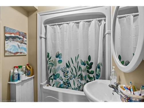 130 Dorothy Street, Welland, ON - Indoor Photo Showing Bathroom