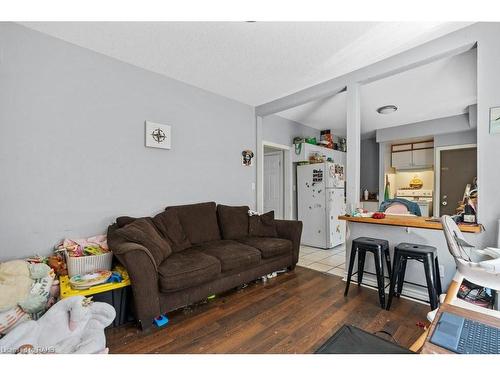 130 Dorothy Street, Welland, ON - Indoor Photo Showing Living Room