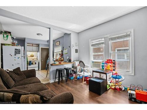 130 Dorothy Street, Welland, ON - Indoor Photo Showing Living Room