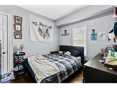 130 Dorothy Street, Welland, ON - Indoor Photo Showing Bedroom